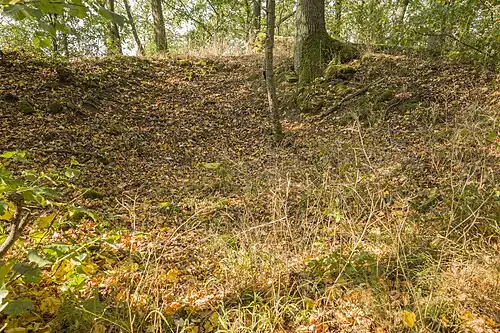 Grube im Süden des Burghügels