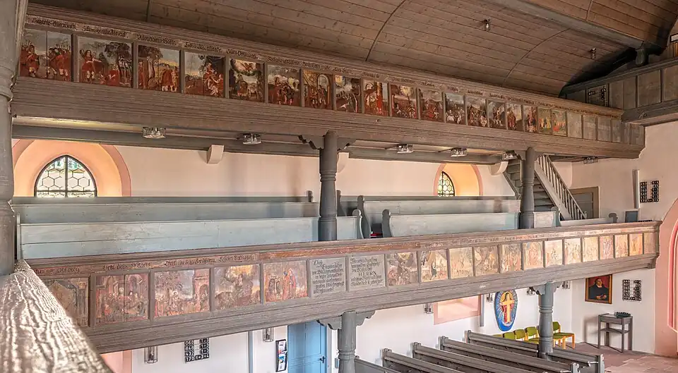 Seitliche Emporen mit biblischen Szenen