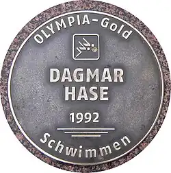 Plakette für Dagmar Hase, Bildausschnitt