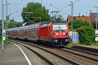 Typischer Zug im deutschen Regionalverkehr mit Doppelstockwagen und in verkehrsroter Farbgebung