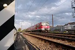 Eine Münchner S-Bahn der Baureihe 420 im typischen rot-weißen Farbschema. Von hinten auf der Strecke von Berg am Laim nach Trudering fotografiert.