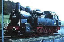 Das Lokdenkmal in Gönnern zehn Jahre nach seiner Aufstellung (1982)