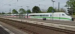 Bahnsteig mit dem letzten Wagen eines ICE-Zugs. Beim Heranzoomen erkennt man den Schriftzug Zwickau mit dem Stadtwappen.