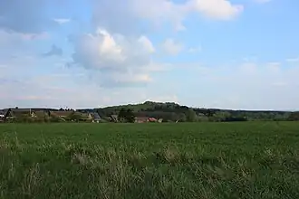 Blick von der Landesstraße 562 vorbei am Dorf Lutterberg in Richtung Südosten zum Kleinen Staufenberg