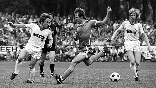 DFB-Pokal 1981/82: Wolfram Wuttke (l.) bleibt Sieger gegen den Dillenburger Klaus Wabulat, rechts Uwe Rahn
