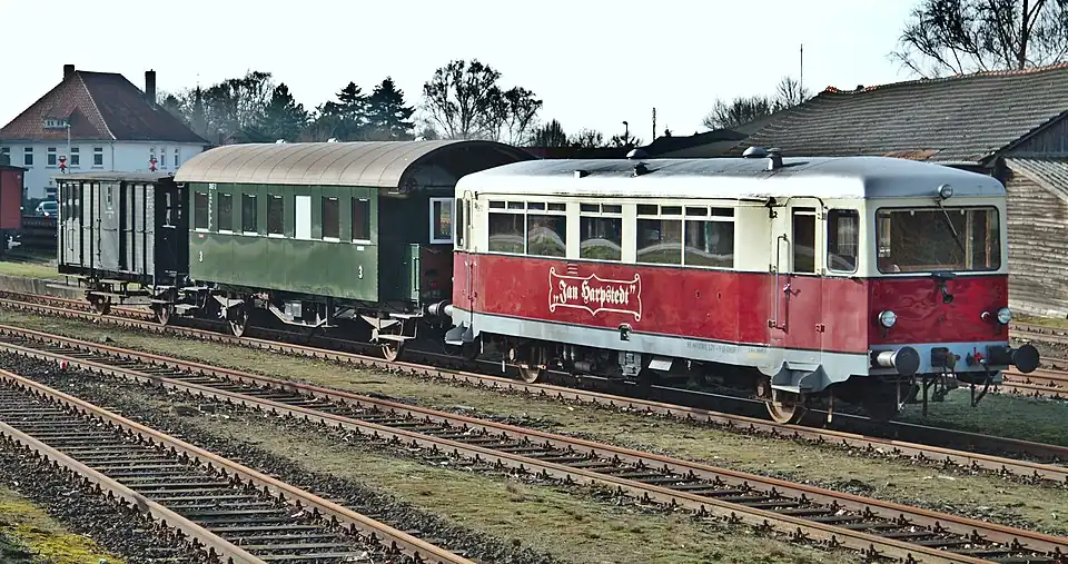 Triebwagen T 121 der historischen Kleinbahn mit Waggons im Bahnhof Harpstedt