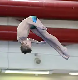 1 1/4 Salto gehechtet, Auflösung zur Streckung, Einleitung der Schraube