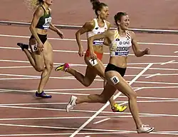 Paulien Couckuyt – hier zu Beginn der Zielgeraden noch vor Joanna Linkiewicz und Walerija Andrejewa – Rang sechs in 57,15 s