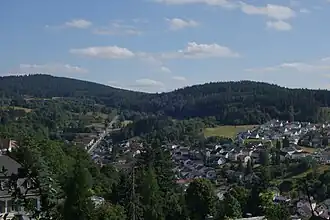 Kleiner Feldberg (links) aus Richtung Nordnordwest, von Burg Reifenberg gesehen; rechts der Weilsberg