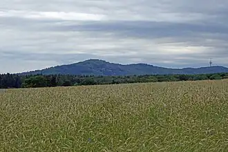 Rossert und nordnordwestliche Nebenkuppe von Osten, rechts Atzelberg mit Fernmeldeturm