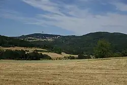 Atzelberg und Hainkopf von Südwesten; mittig nach links erhebt sich der 433,8 Meter hohe Küppel (auch Hammersberg genannt)
