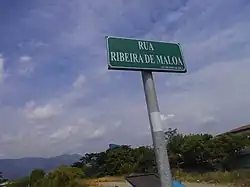 Die Straße am Flüsschen Maloa in Kampung Alor