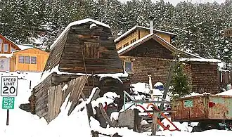 Moderne Wohnhäuser und Ruinen historischer Bergwerksbauten