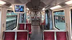 Innenraum eines durchgängigen Zuges des Typs DT5 der U-Bahn Hamburg mit gemischter Sitzkonfiguration und 2+2-Querbestuhlung