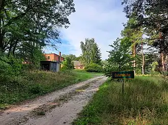 Ortseingangsschild am von Altthymen zur Siedlung führenden Weg (2022)