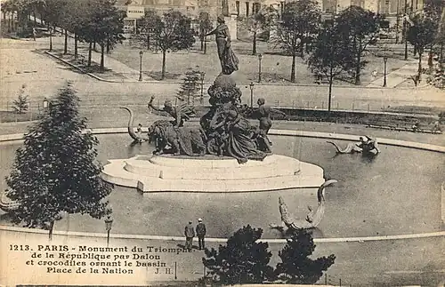 Das Monument mit Wasserbecken und den Wasserungeheuern von Georges Gardet (um 1908).