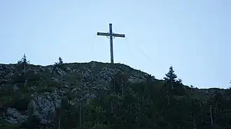 Blick zum Gipfelkreuz des Portlahorns vom Wanderweg zum Sünser Joch / Blauer See