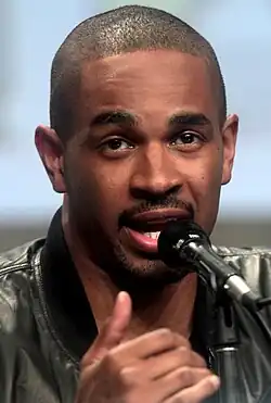 Damon Wayans, Jr. spielt Coach