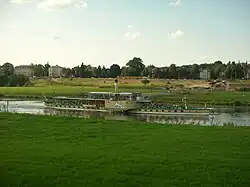 Raddampfer Stadt Wehlen der Weißen Flotte passiert im August 2008 die Baustelle der Waldschlößchenbrücke