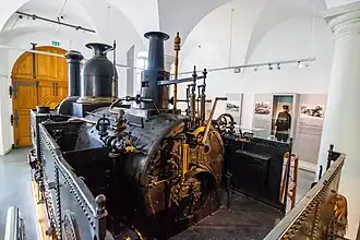 Führerstand mit Kesselarmaturen, links der (leere) Kohlenkasten