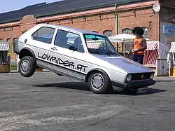 Bei einem "Back" Sprung hebt man das Heck des Wagens