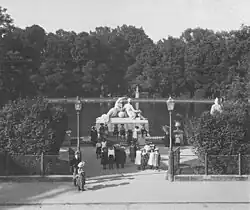 1839–1926: Blick von der Gartenfassade des Neuen Schlosses auf die Nymphengruppe am Oberen Anlagensee