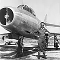 IAF-Testpilot Danny Shapira vor einem neuen Dassault Mystère IV A Jet im Juni 1956 auf Chazor
