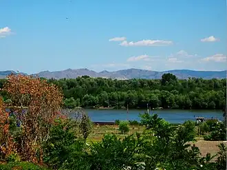 Blick über die Donau in Brăila mit dem Măcin-Gebirge im Hintergrund