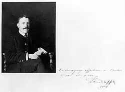 Louis Dapples auf dem Foto zur Einweihung des Albums, das er vorbereitet und im Museum Casa d'Erci aufbewahrt hat (1904)