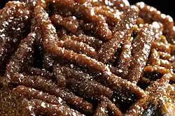 Dunkelrote Vanadinitkristalle als dichter Kristallrasen auf Barytschichten aus Mibladen (Bildbreite ca. 10 mm)