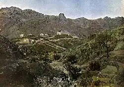 Die Landschaft ist hügelig und zeigt ein üppig bewachsenes Areal mit Blick ins Tal.