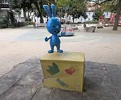 Das blaue Kikaninchen auf dem Spielplatz