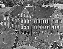 Das ehemalige Gebäude des Hermann-Billung-Gymnasiums, im Hintergrund die Dammaschwiese, vor 1971