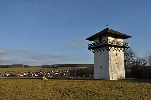 Römerturm und Blick auf den Ort