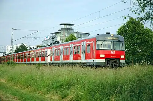 S-Bahn in Richtung Weil der Stadt kurz hinter dem Haltepunkt Stuttgart-Weilimdorf