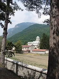 Die fünfschiffige Kirche ist aus hellgrauem Marmor erbaut