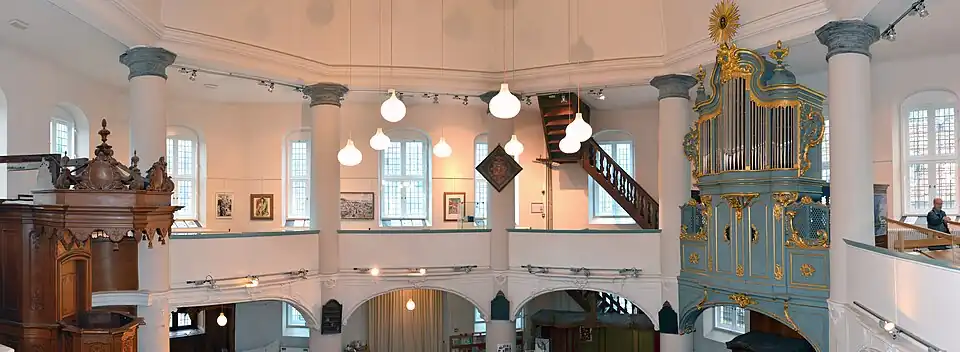 Galerie und Umgang mit Texttafeln und Totenschild