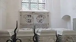 Blick in die Dechantenkapelle mit Grabstein von Reimar Peter von Rheder († 1711) und den Sarkophagen aus der Wedderkop-Kapelle