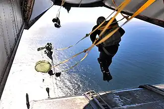 Absetzen von SEALs aus einer C-2