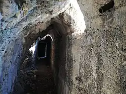 Reste der Defensionsmauer unterhalb der Cima Capi