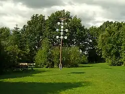 Kapellengarten mit Maibaum