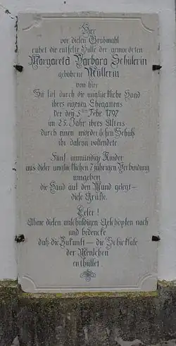 Grabplatte aus dem 18. Jahrhundert an der Kirche