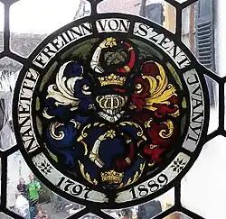 Das Glasgemälde erinnert an die Freiin Anna von Szent-Ivanyi, …