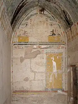 Totentempel der Hatschepsut: liegende Schakale (oberes Drittel) über der Hieroglyphe für Himmel (pet) und der Flügelsonne, darunter ein Imiut