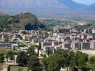 Blick auf Delvina von Nordosten, links der Burgberg (2006)