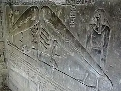 Relief an der Südwand der Krypta, Objekt 1a und 2a