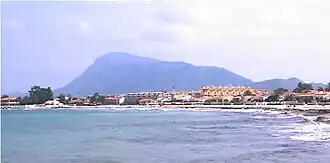 Platja Almadrava vor der Kulisse des Montgó