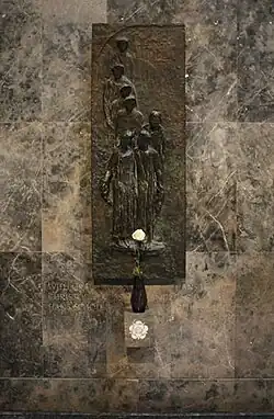 Bronzerelief nahe dem Lichthof, Erdgeschoss