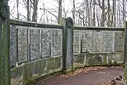 Tafeln mit Namen der Opfer