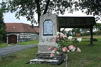 Denkmal und im Vordergrund eine der Hortensien